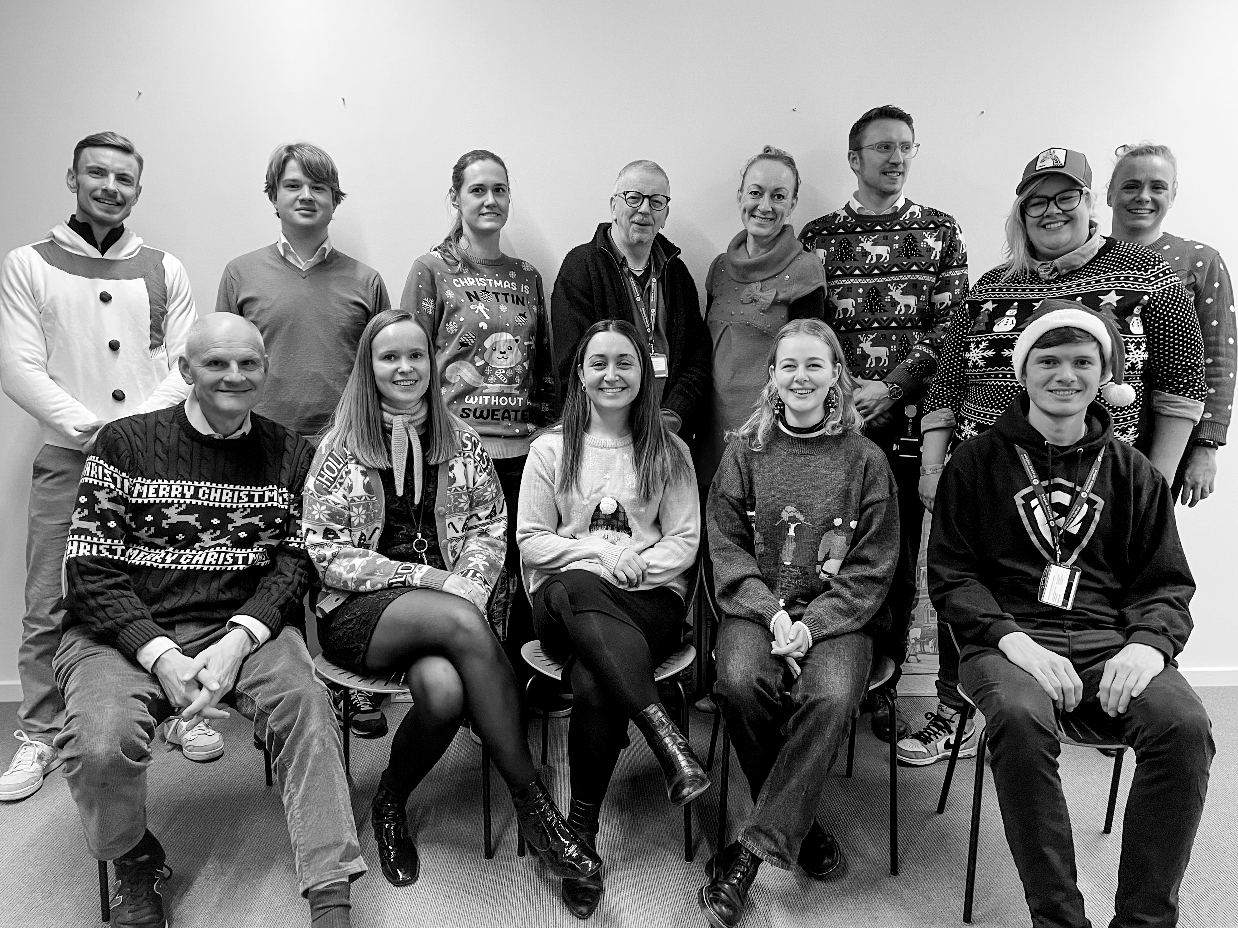 Foto af medarbejdere i Rådgivningsenheden med julesweatre på