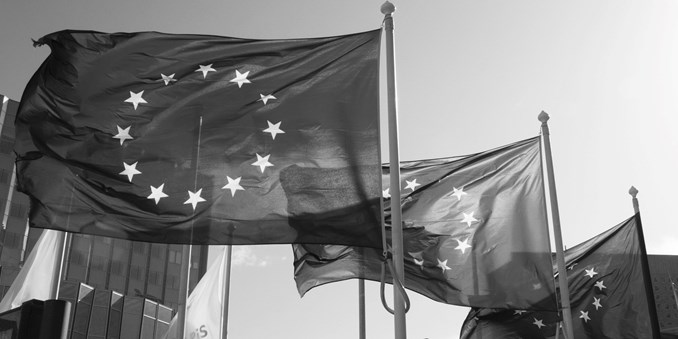 EU-flag vejrer i vinden - foto af Alexandre-Lallemand-Unsplash